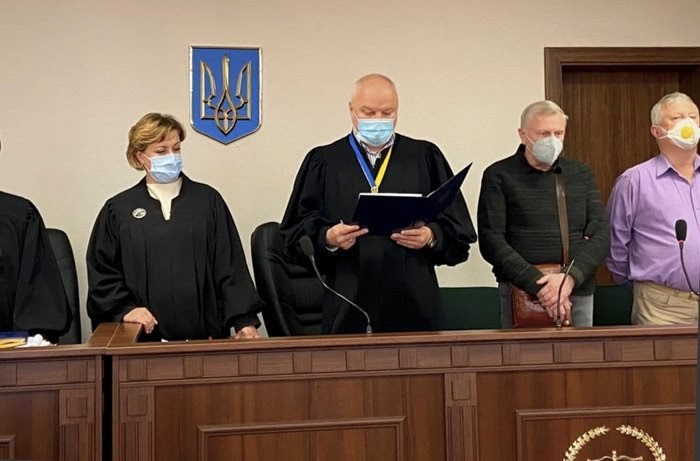 Cуддя Сергій Дячук (у центрі)