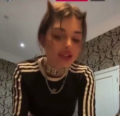 Девушка съела какой-то белый порошок и запила его алкоголем. dqxikeidqxidqeant