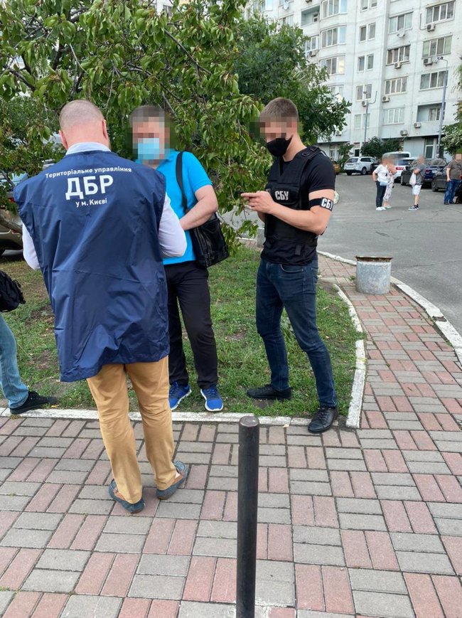 Полицейский вымогал $3 тыс. у владелицы столичного салона красоты за крышевание, - СБУ 02 dqxikeidqxidqeant