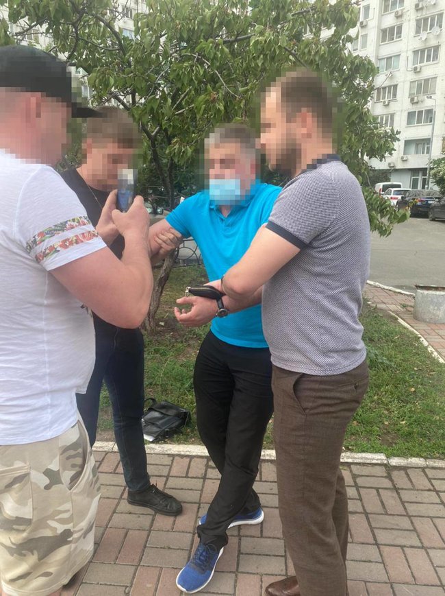 Полицейский вымогал $3 тыс. у владелицы столичного салона красоты за крышевание, - СБУ 03