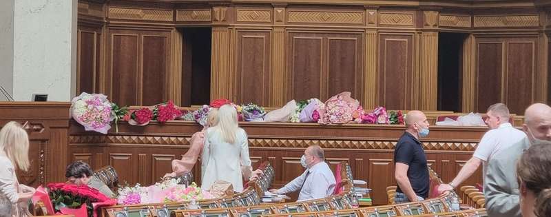 Лютый гламур: Геращенко расстроили цветы для нардепа-именинницы - фото 1 dqxikeidqxidqrant