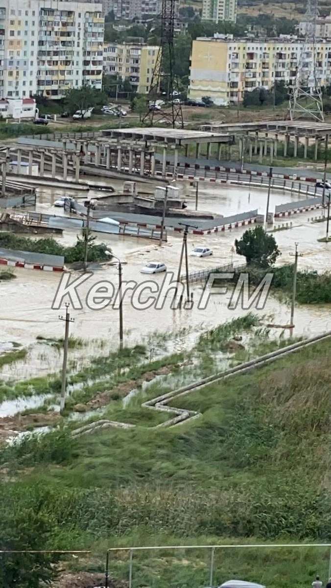 Дороги в Керчи буквально превратились в реки и озера dqxikeidqxidqrant