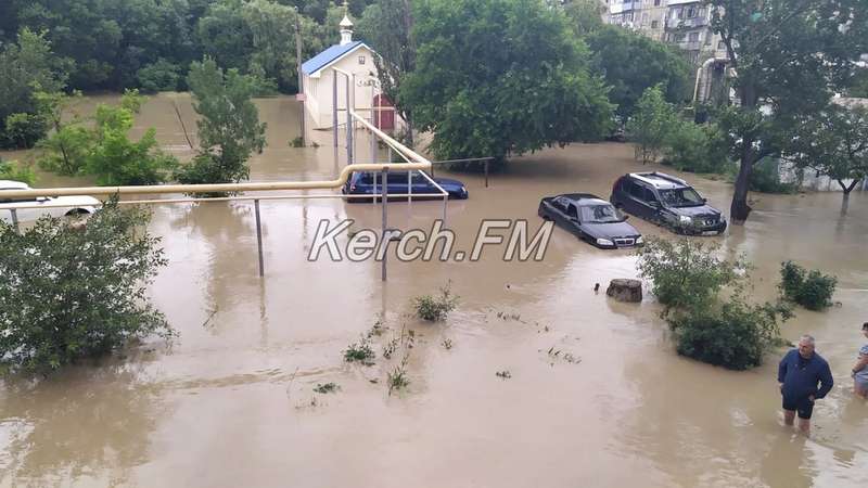 Непогода ломала деревья и рушила заборы