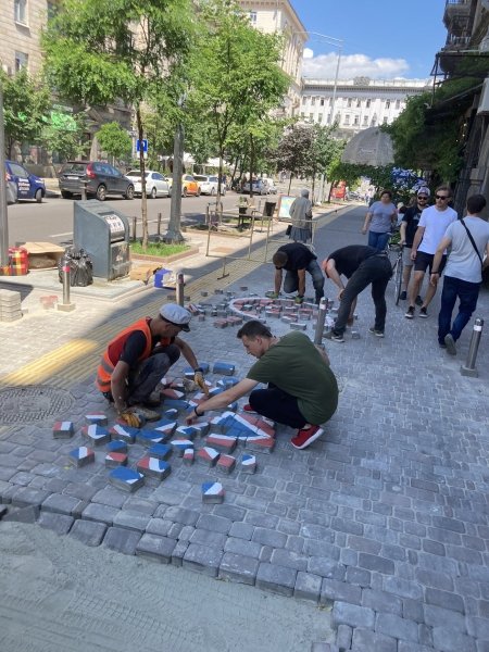 Рабочие пытаются сложить рисунок из брусчатки в Киеве Коммунальщики, Киев