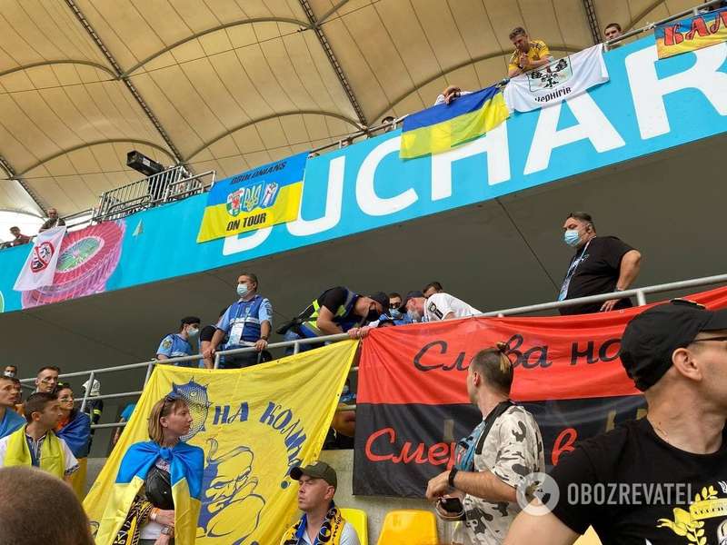 Красно-черный флаг на матче Украина - Северная Македония.