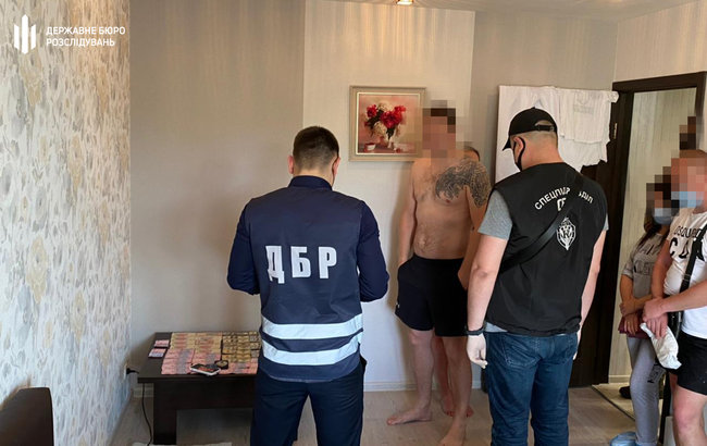 Двое полицейских в Харькове вымогали 10 тыс. долл. у подозреваемого, - ГБР 01 dqxikeidqxidqeant