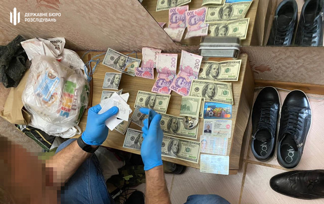 Двое полицейских в Харькове вымогали 10 тыс. долл. у подозреваемого, - ГБР 02