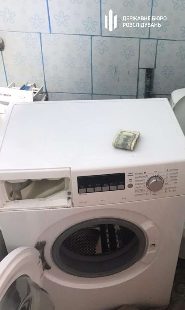 Двое полицейских в Харькове вымогали 10 тыс. долл. у подозреваемого, - ГБР 04