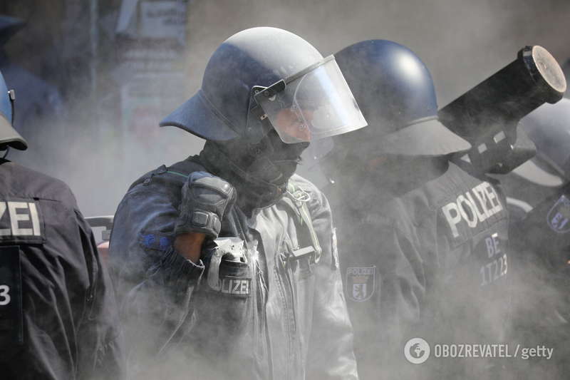 В столкновениях пострадали более 60 полицейских.