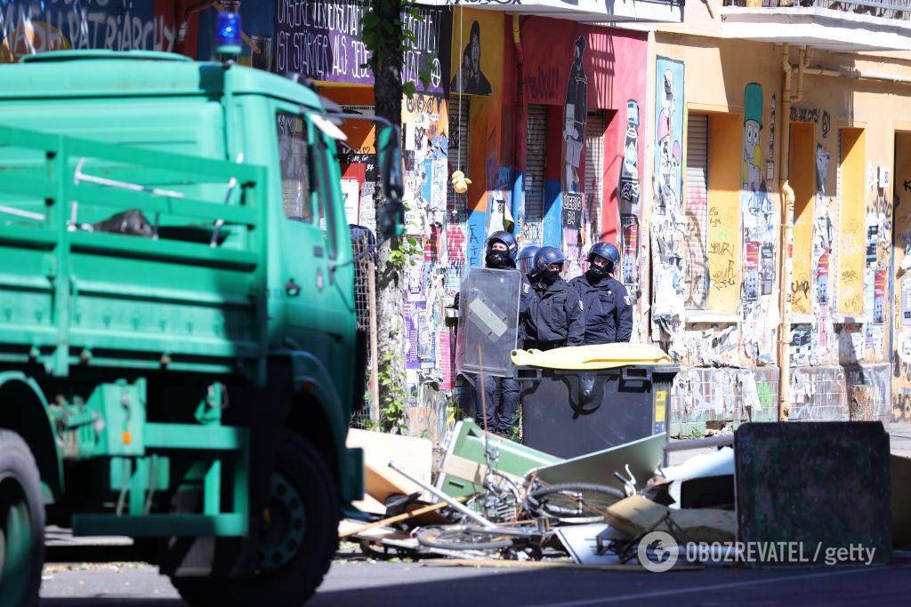 Правоохранители применили спецтехнику.