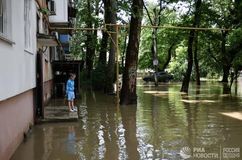 Затопленная Керчь: в Сети опубликованы фотографии и видео из города после ливня - 8 - изображение