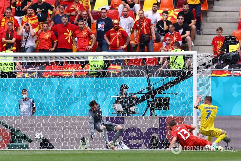 Ярмоленко забивает гол.