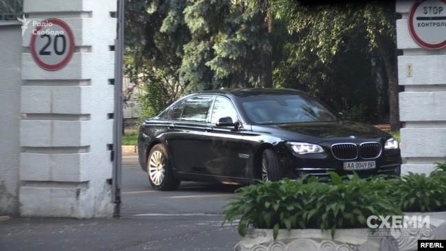 Спочатку, Наприкінці травня 2019-го «Схеми» зафіксували, як на Банкову непублічно завітав олігарх Віктор Пінчук