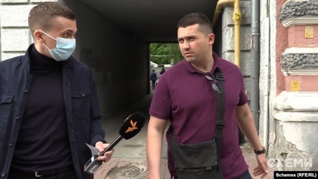 Журналісти знову підійшли до вірогідних співробітників державної охорони, аби запитати, з якого метою вони постійно фіксують місцезнаходження знімальної групи