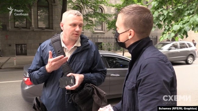 Чоловік переконував журналістів, що він «не фотографував»