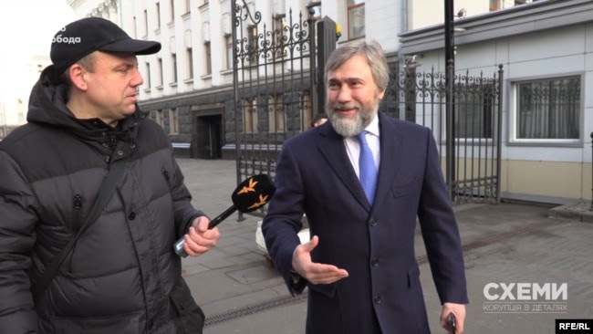 У грудні 2019-го «Схеми» вже фіксували, як Вадим Новинський відвідує ОП – щоправда тоді він це робив публічно і заходив через центральний вхід