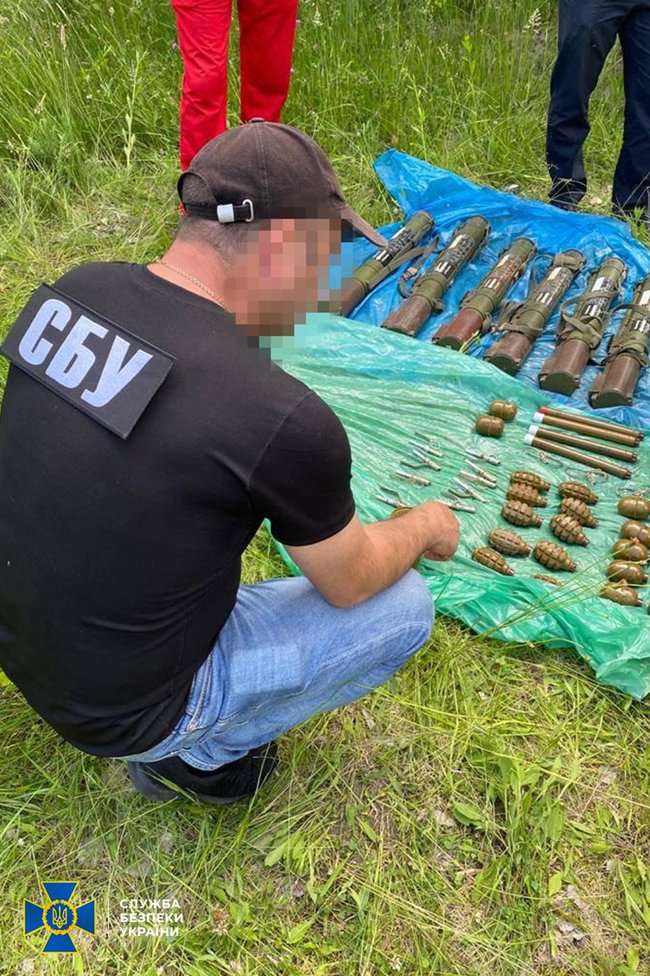 СБУ обнаружила тайники с оружием на Луганщине и Ривненщине 02