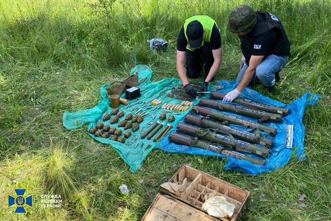 СБУ обнаружила тайники с оружием на Луганщине и Ривненщине 09