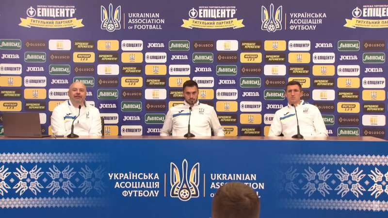 Георгий Бущан (в центре) на пресс-конференции dqxikeidqxidqrant