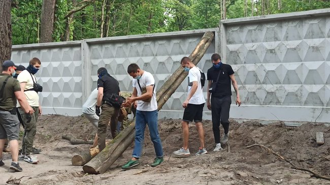 Акция против вырубки деревьев прошла в Голосеевском парке в Киеве 04