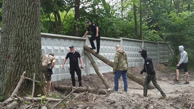 Акция против вырубки деревьев прошла в Голосеевском парке в Киеве 08