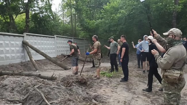 Акция против вырубки деревьев прошла в Голосеевском парке в Киеве 09