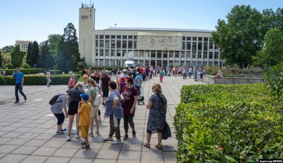 Очередь за питьевой водой. dqxikeidqxidqeant