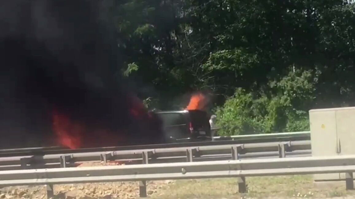 Автомобиль окутал черный дым. dqxikeidqxidqeant