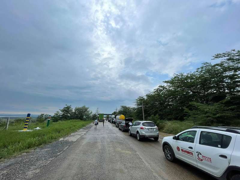 Много машин стали в заторе