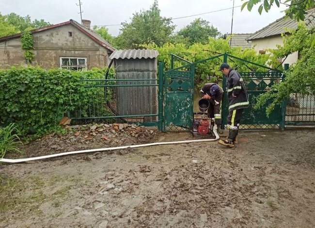 Из-за сильных ливней возникла угроза прорыва дамбы на Одесчине 09