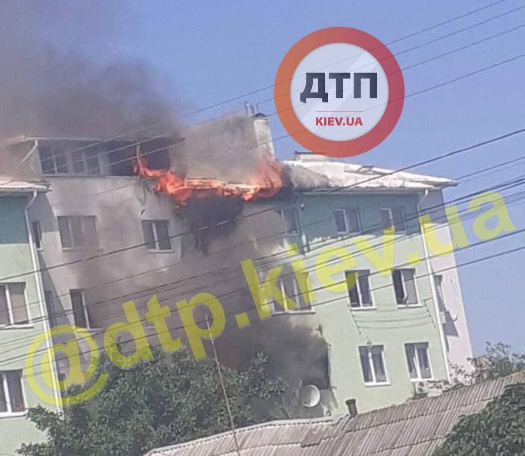 В Белогородке горит дом после взрыва .