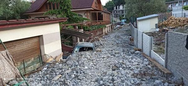 Хотели камней с неба? Держите. В обе руки