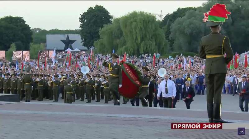 Венок, который возложил политик, несли военные