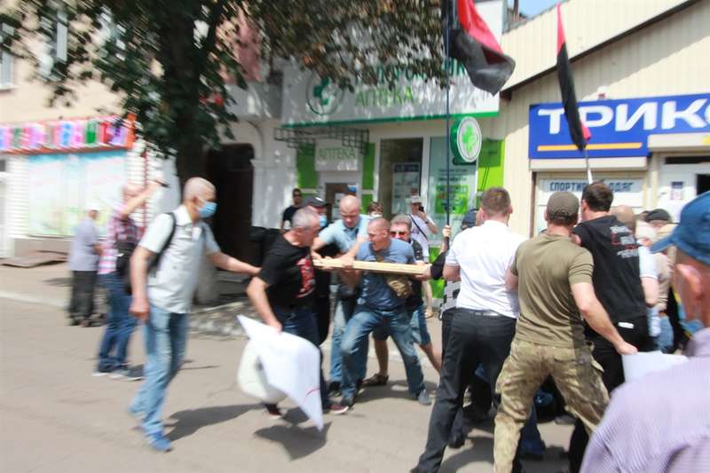 «Вон московских попов!». В Нежине на Крестном ходе УПЦ произошла потасовка с верующими (фото, видео) - 10 - изображение