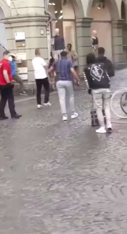 Прохожие бросали предметы в нападавшего dqxikeidqxidqrant