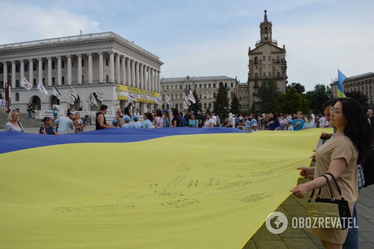 Во главе колонны демонстранты держали два флага – украинский и крымскотатарский dqxikeidqxidqeant