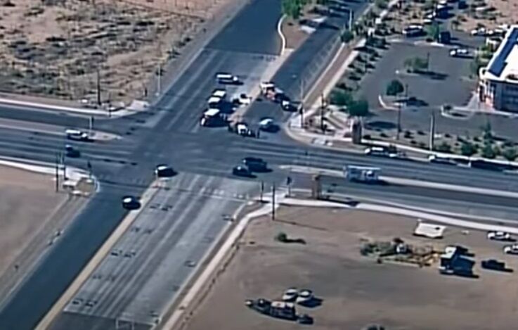 Корзина упала посреди дороги. dqxikeidqxidqrant