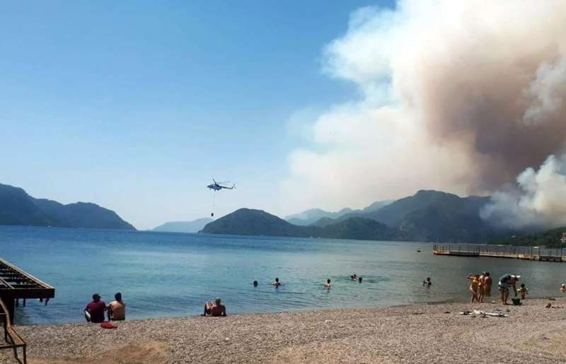 Вертолет забирает воду