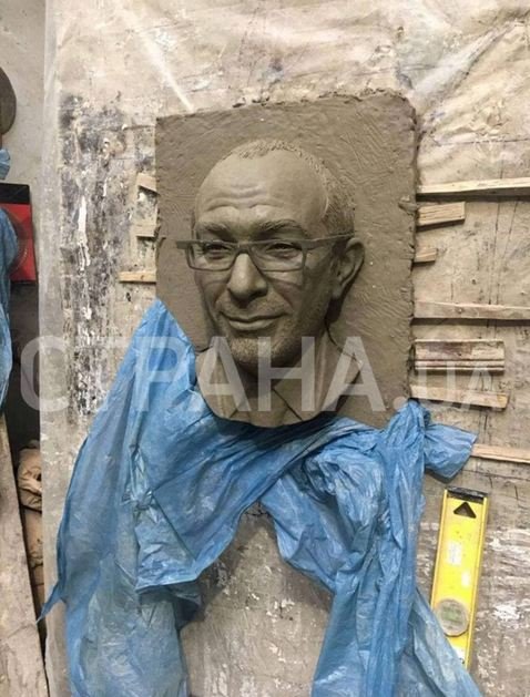 мемориальная доска Геннадию Кернесу dqxikeidqxidqrant