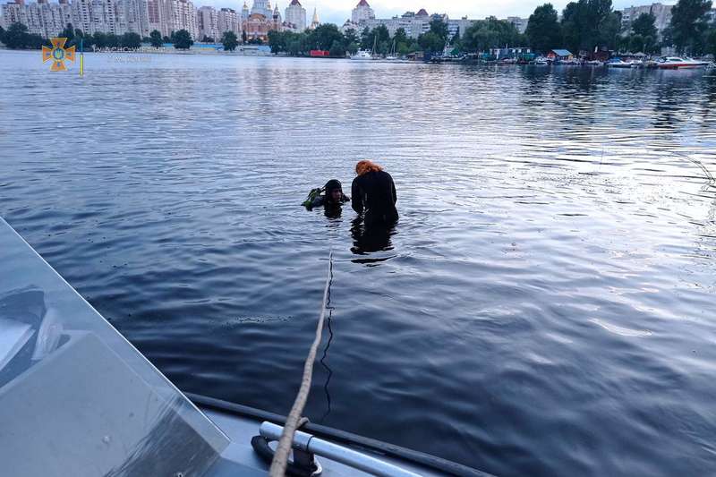 У Києві з Дніпра витягнули тіло людини: фото dqxikeidqxidqeant