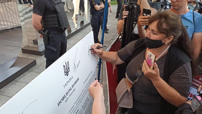 Акция протеста под ОП: Зеленский будет сидеть в тюрьме 01 dqxikeidqxidqrant