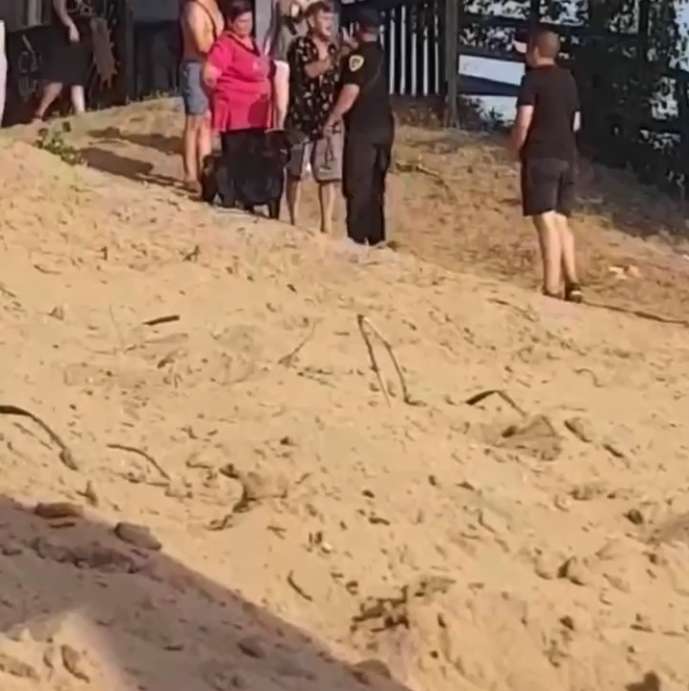 Охранник применил газ и спустил пса на отдыхающего. dqxikeidqxidqrant