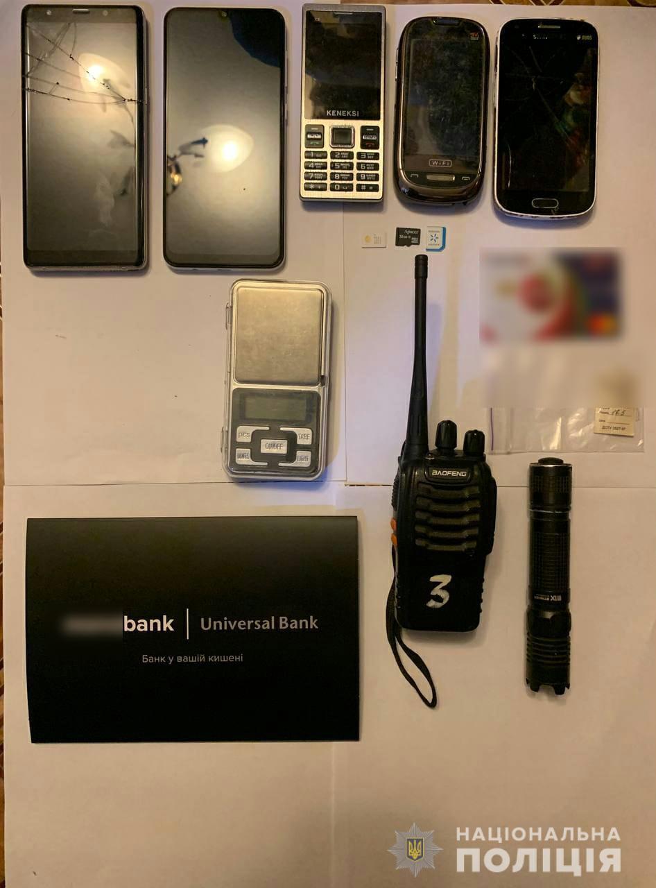 Преступники забрали деньги и телефоны.