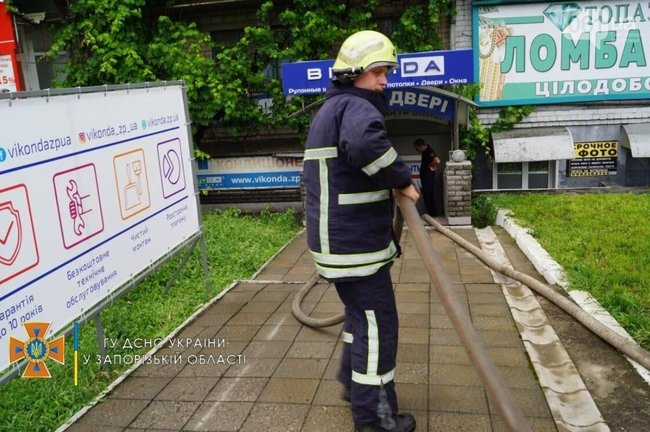 Непогода в Запорожье: буря повалила деревья, ливни затопили улицы 01 Непогода в Запорожье: буря повалила деревья, ливни затопили улицы 01 dqxikeidqxidqeant