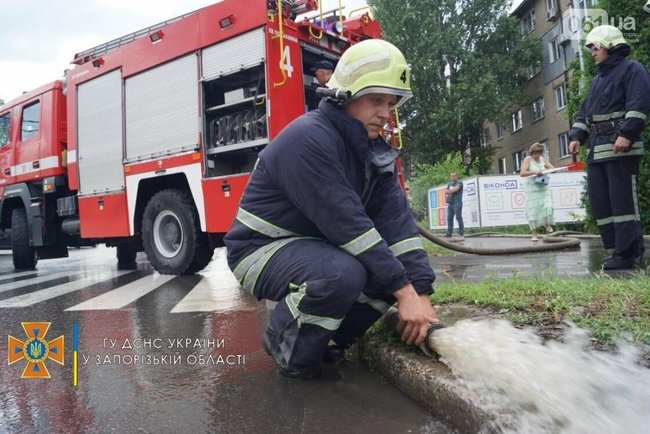 Непогода в Запорожье: буря повалила деревья, ливни затопили улицы 02 Непогода в Запорожье: буря повалила деревья, ливни затопили улицы 02