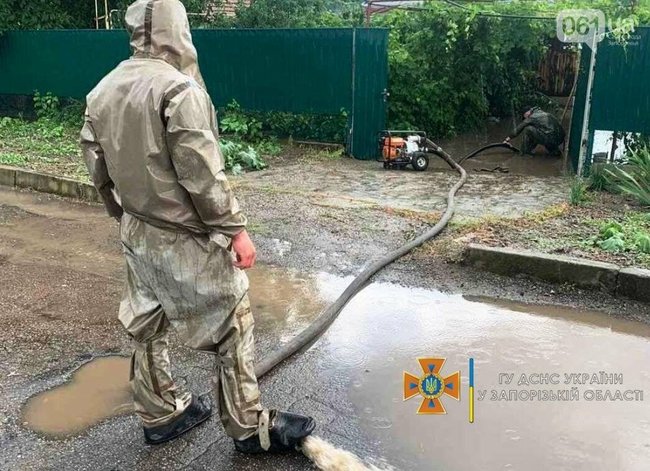 Непогода в Запорожье: буря повалила деревья, ливни затопили улицы 06 Непогода в Запорожье: буря повалила деревья, ливни затопили улицы 06