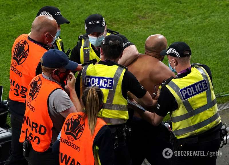 Фанат выбежал на поле в матче Украина - Швеция. dqxikeidqxidqrant