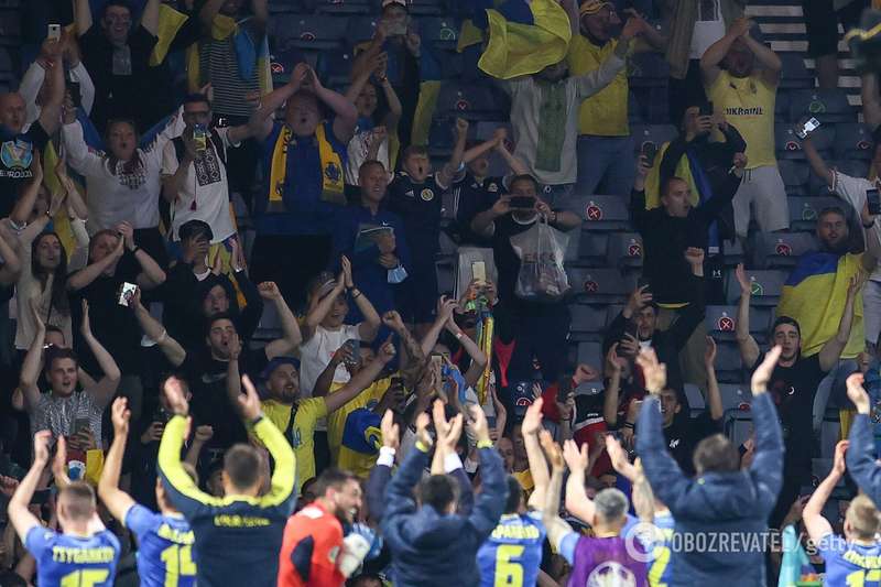 Украинские фанаты приветствуют команду.