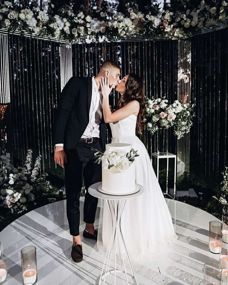 Довбик сыграл свадьбу летом 2020 года.