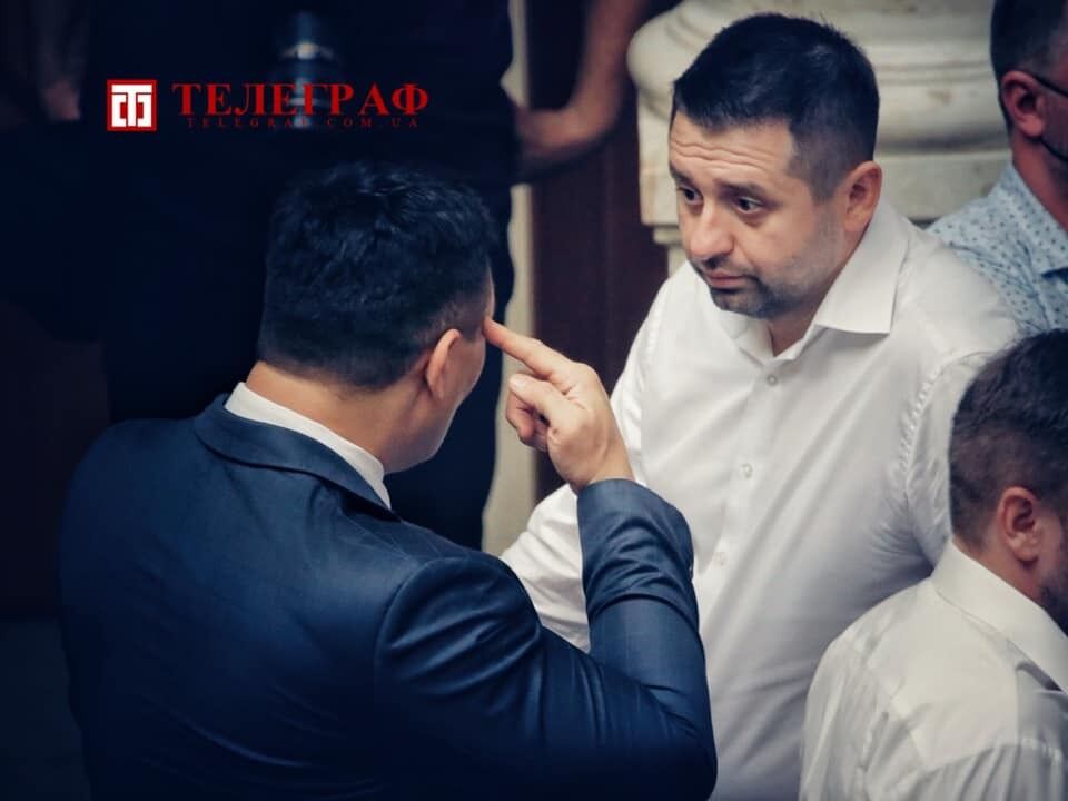 Тищенко держит палец у виска dqxikeidqxidqrant